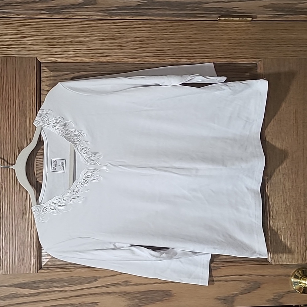 A2. White 3/4 sleeve tee sz L